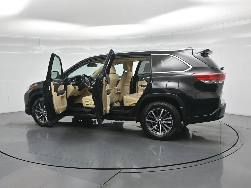Used 2018 Black Toyota XLE image 37