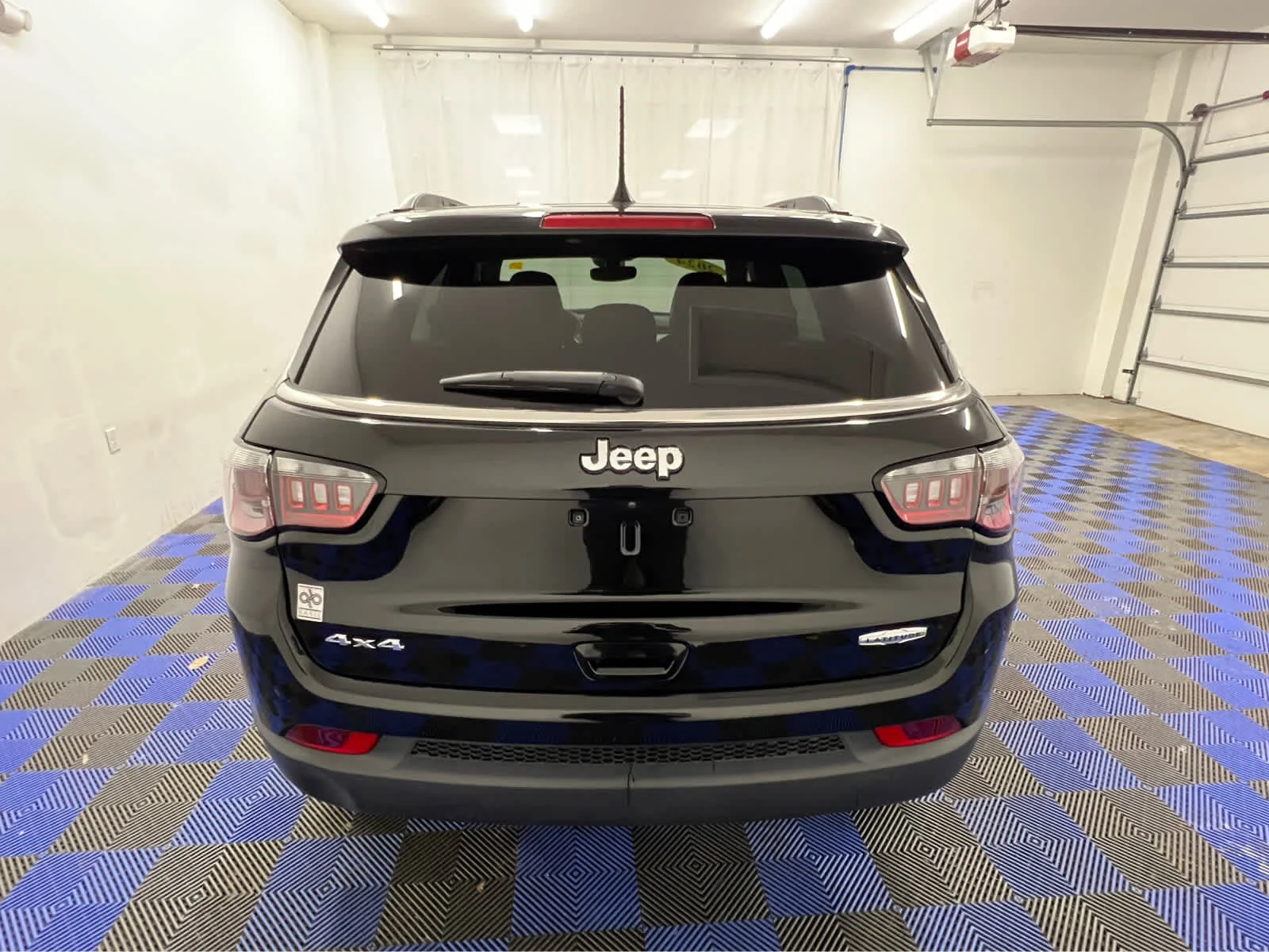 Used 2024 Diamond Black Crystal Pearlcoat Jeep Latitude image 11