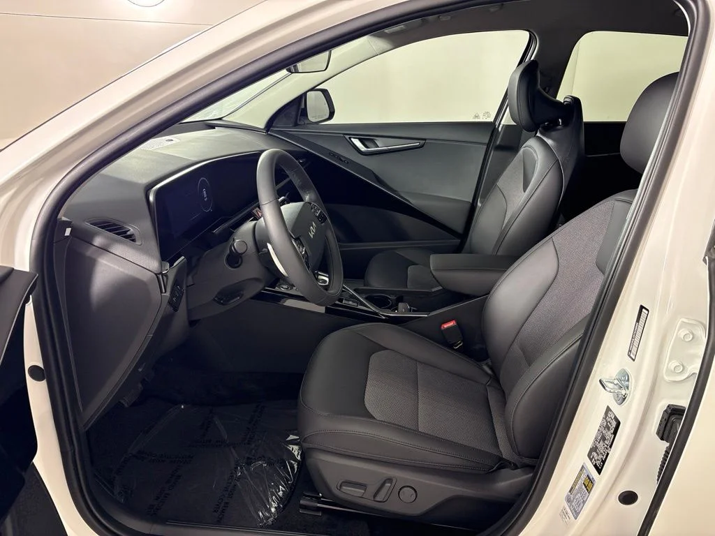 New 2026 Snow White Pearl Kia WIND image 25