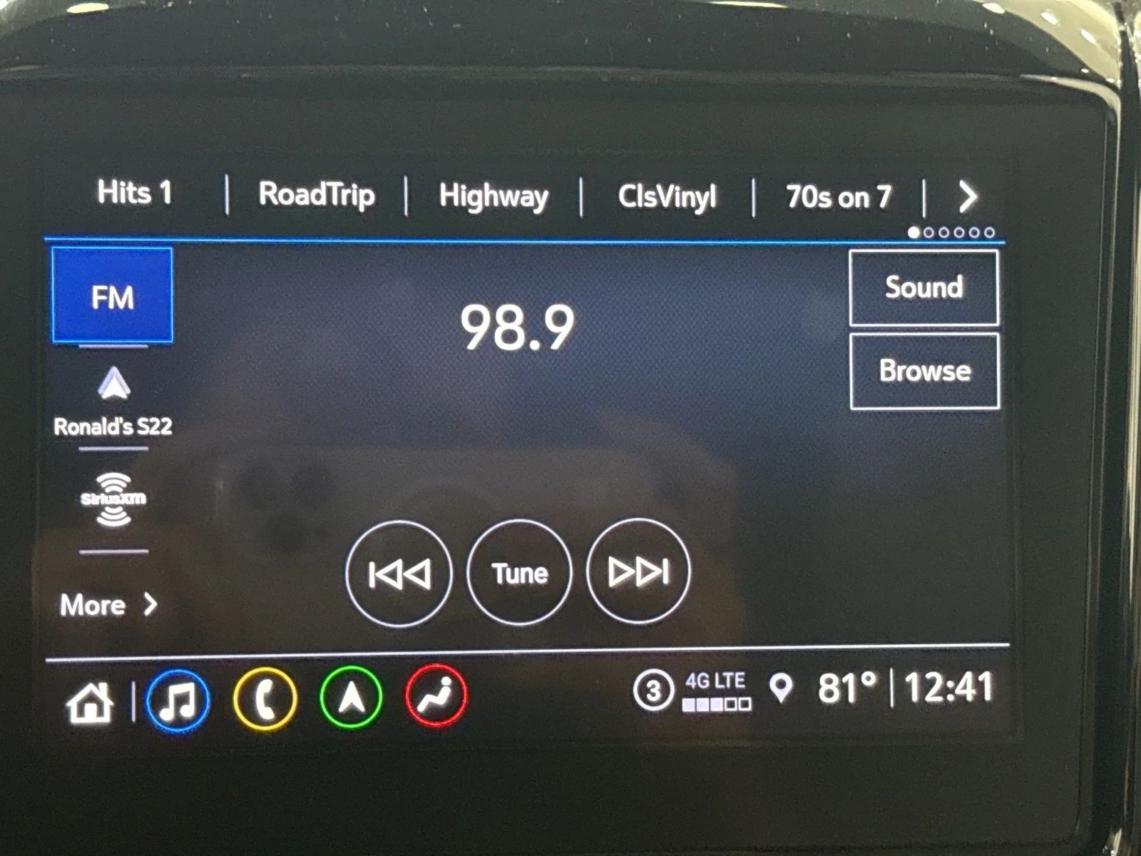 Used 2023 Iridescent Pearl Tricoat Chevrolet Premier FWD image 16
