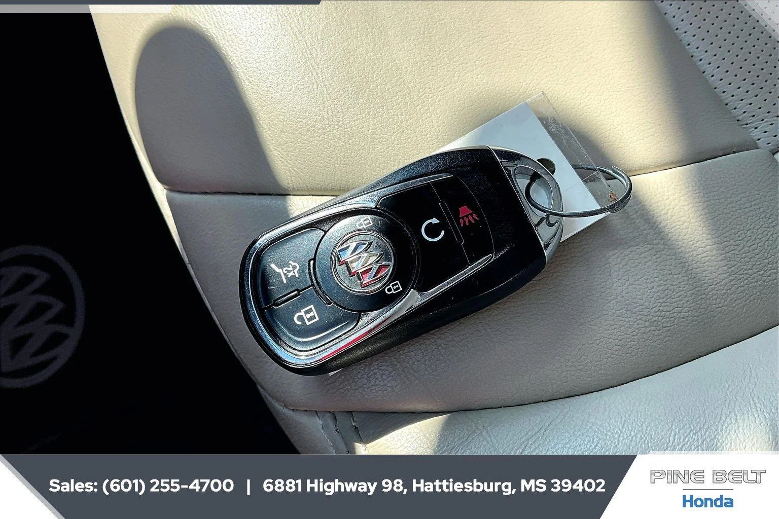 Used 2021 White Frost Tricoat Buick Essence image 9