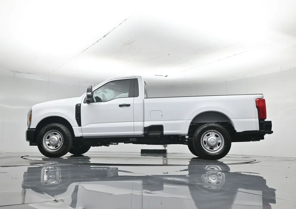 New 2027 Oxford White Ford XLT image 47