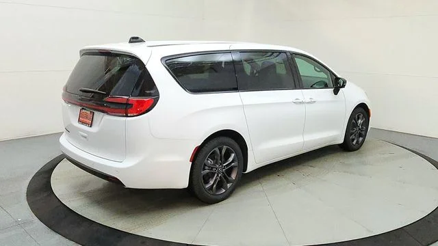 New 2026 Bright White Clear-Coat Exterior Paint Chrysler Select image 10