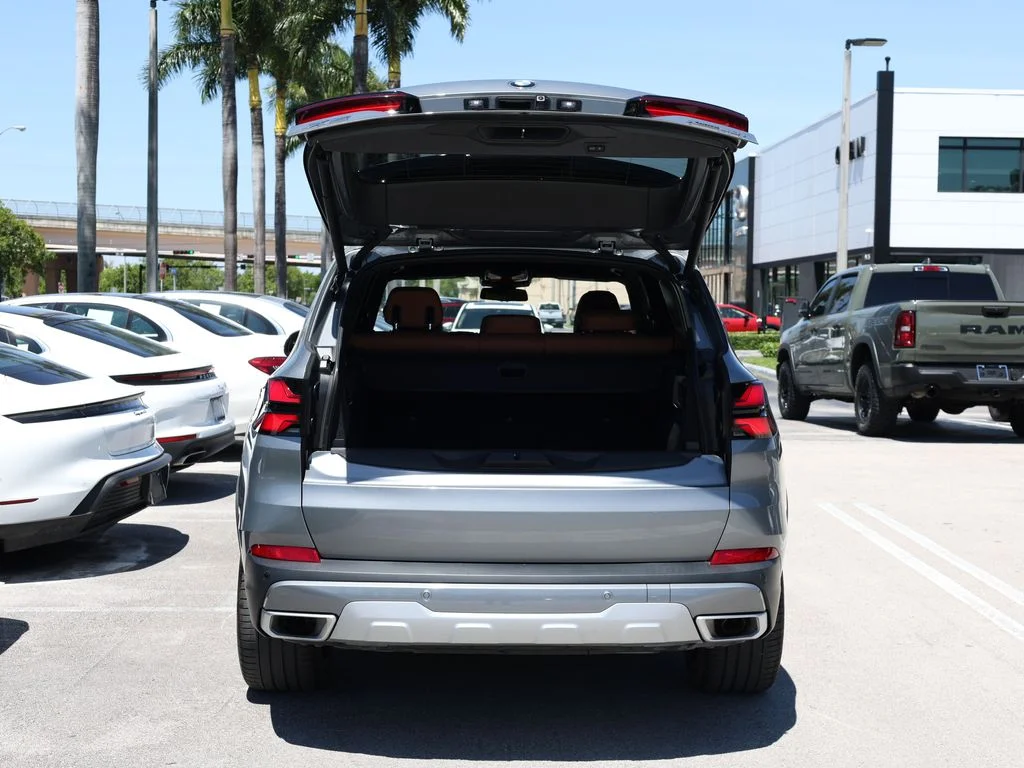 Used 2025 Gray BMW xDrive40i image 7