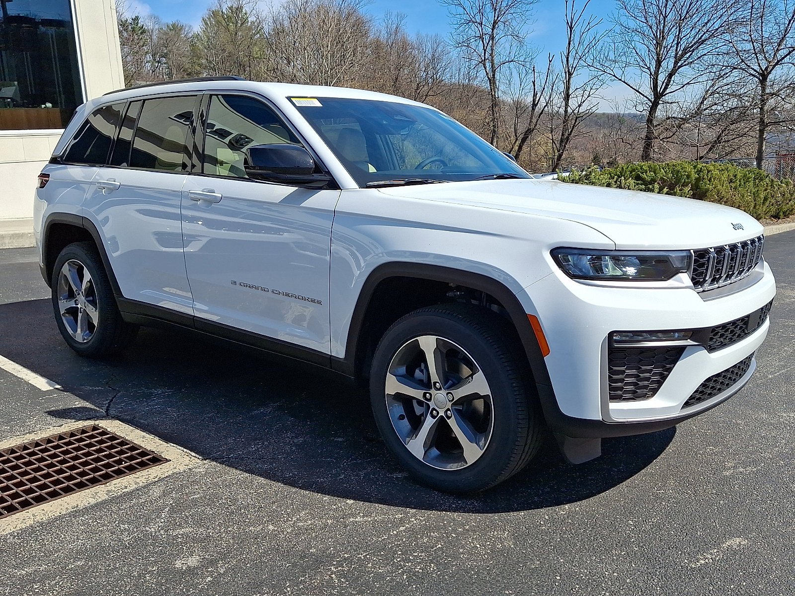 New 2026 Bright White Clear-Coat Exterior Paint Jeep Limited image 2