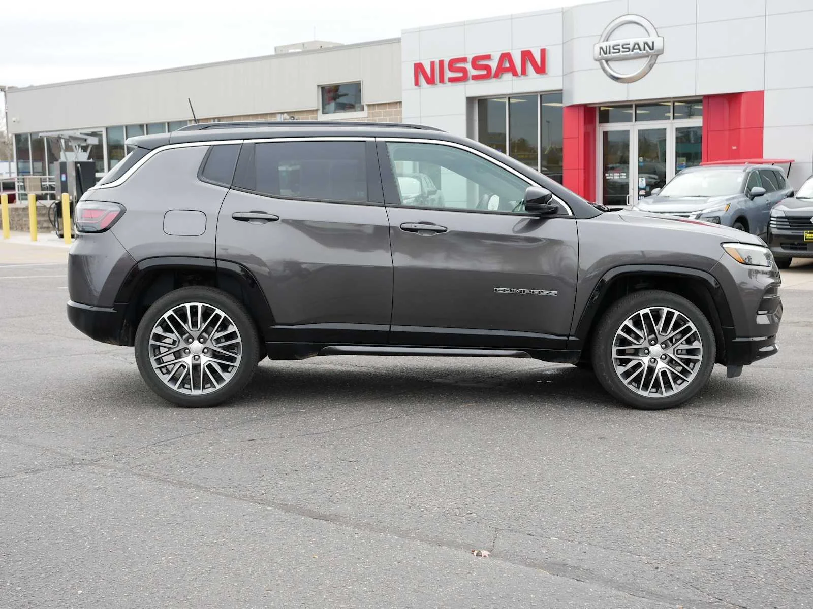 Used 2023 Granite Crystal Metallic Clearcoat Jeep Limited image 8