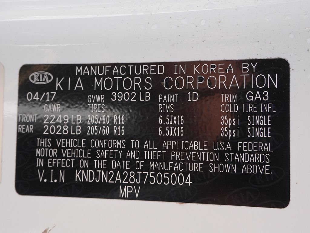 Used 2018 White Kia Base image 37
