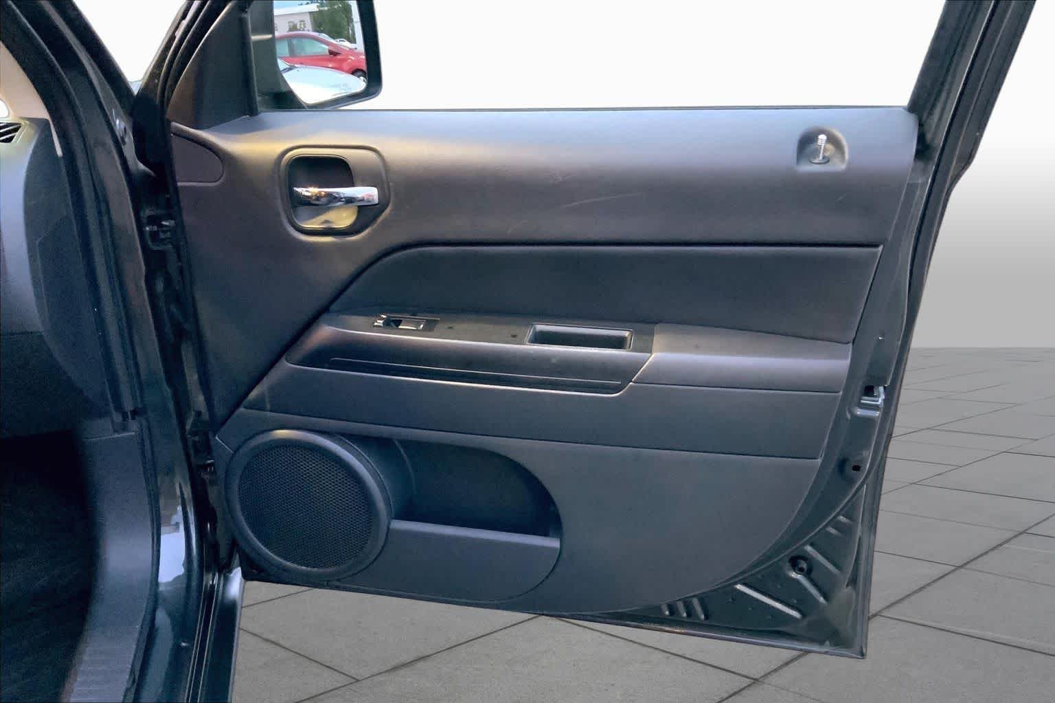 Used 2011 Dark Charcoal Pearl Jeep Latitude image 21