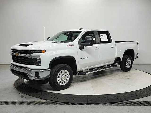 Used 2025 White Chevrolet LT image 3