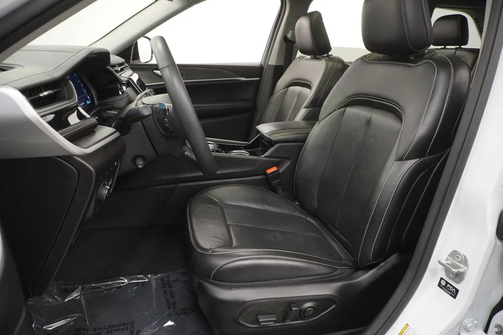 Used 2022 White Jeep 4xe image 18