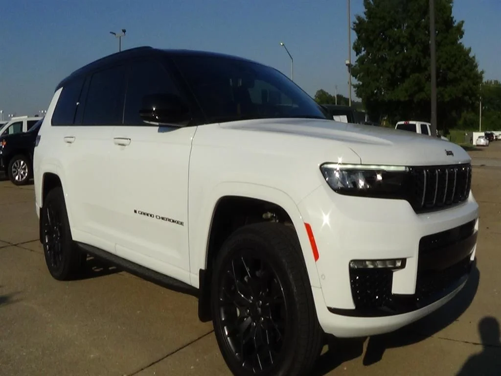 Used 2024 Bright White Clear Coat (pw7) Jeep Summit Reserve image 4