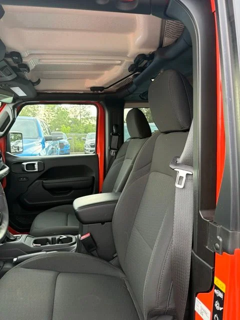 Used 2023  Jeep Sport S image 9