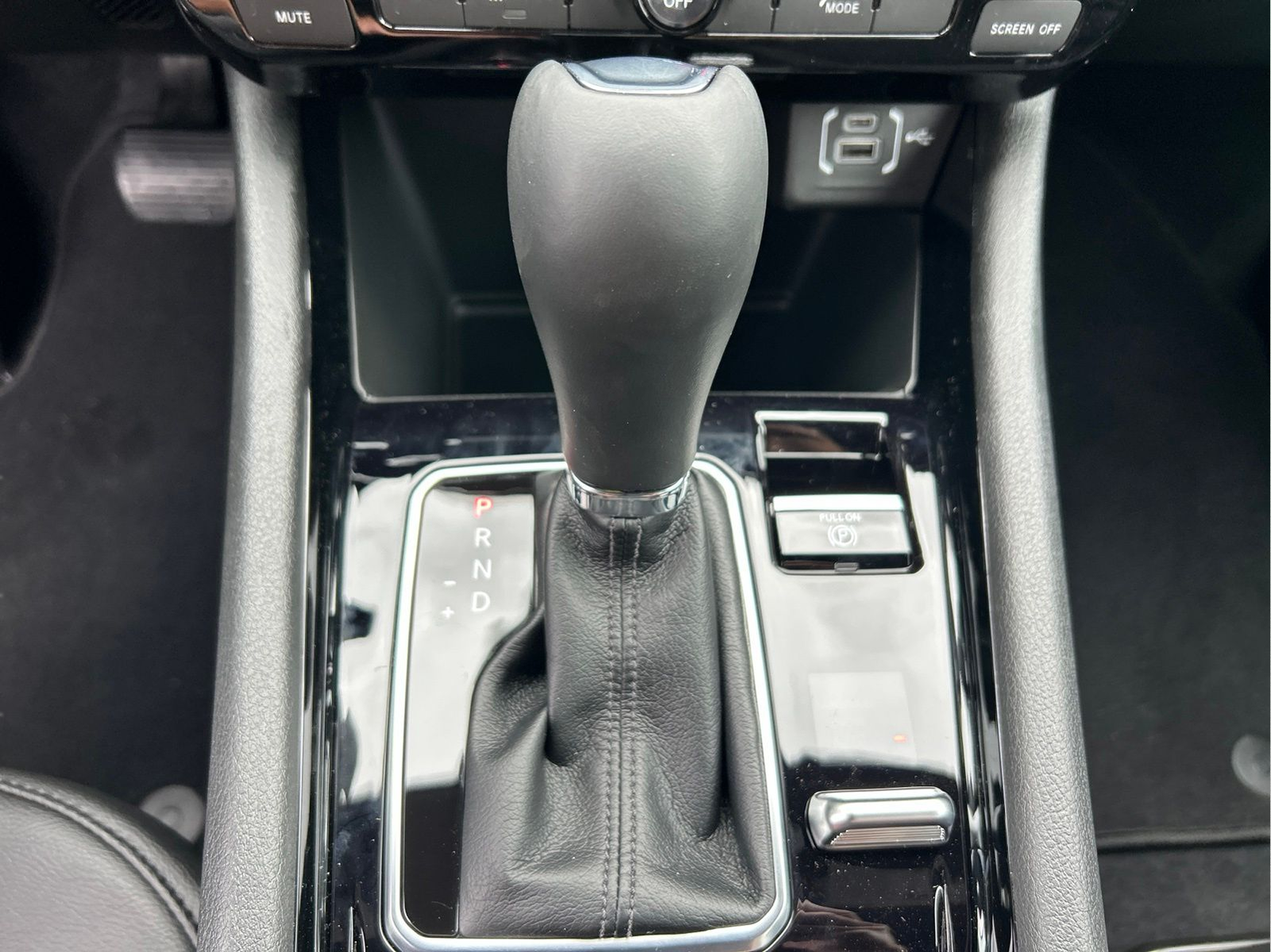 New 2026 Bright White Clearcoat Jeep Latitude image 18