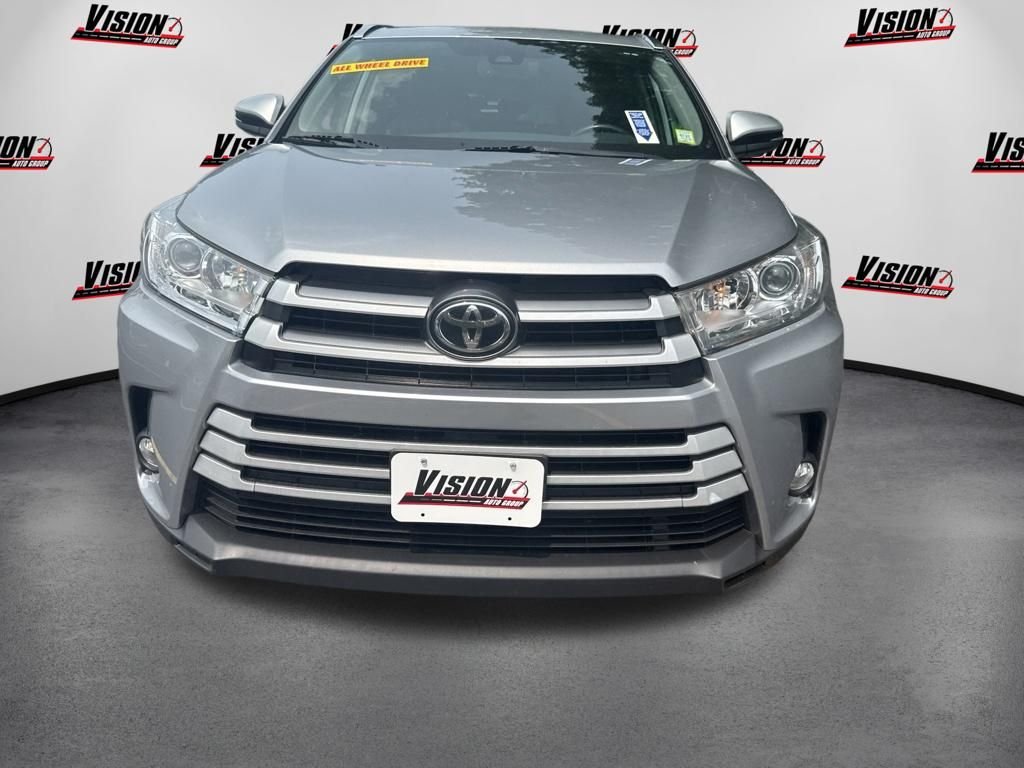 Used 2019 Silver Toyota XLE image 2
