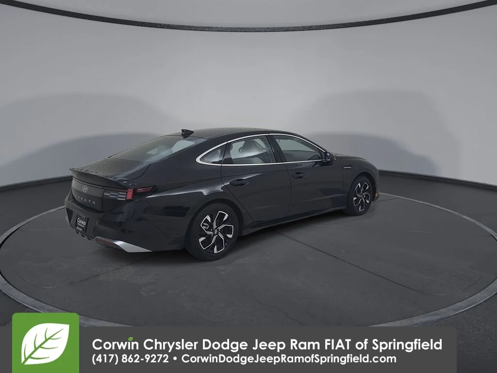 Used 2025 Black Hyundai SEL image 15