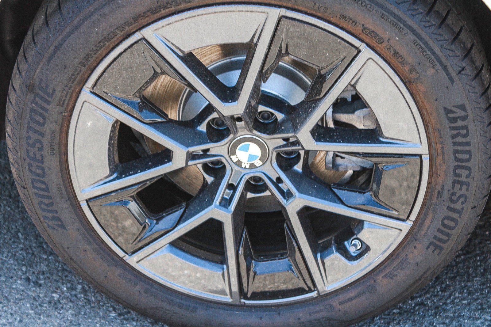 New 2026 Mineral White Metallic BMW xDrive40 image 11