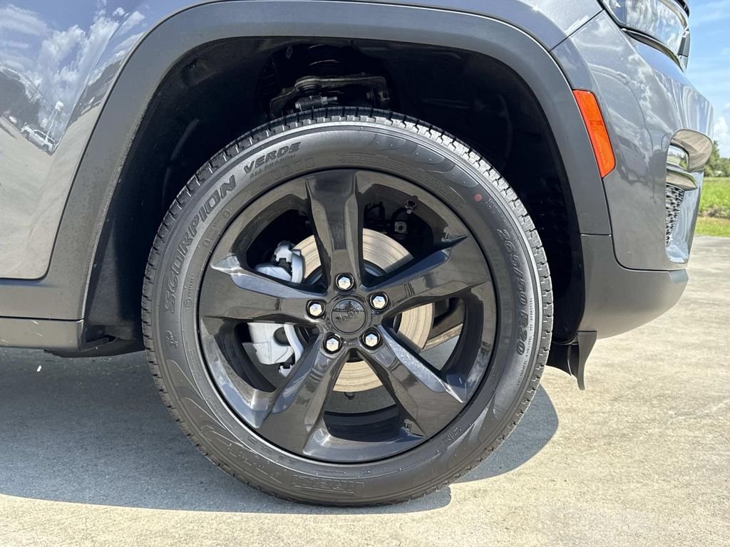 New 2025 Baltic Gray Metallic Clear-Coat Exterior Paint Jeep Limited image 18