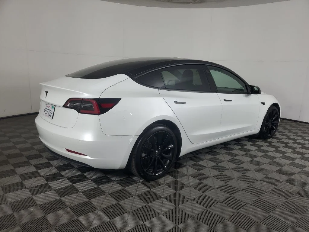 Used 2019  Tesla Standard Range Plus image 4