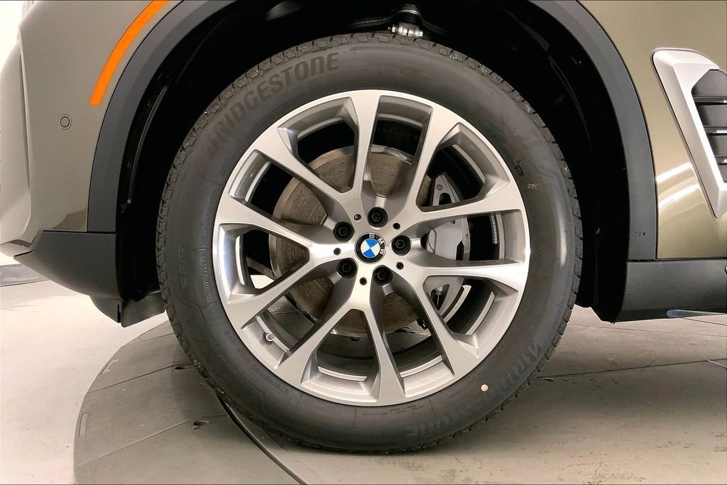 Used 2026 Manhattan Green Metallic BMW  image 9