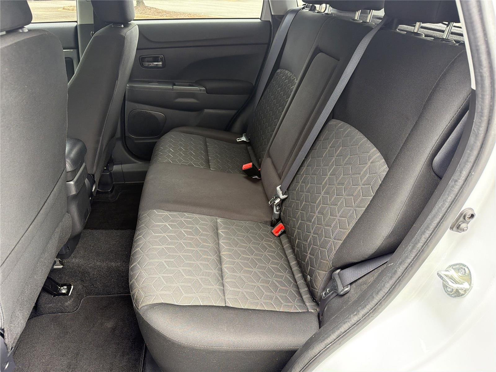 Used 2023 White Diamond Mitsubishi ES image 22