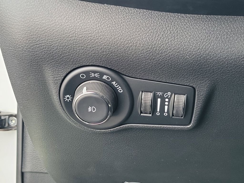 New 2026 Bright White Clearcoat Jeep Latitude image 20