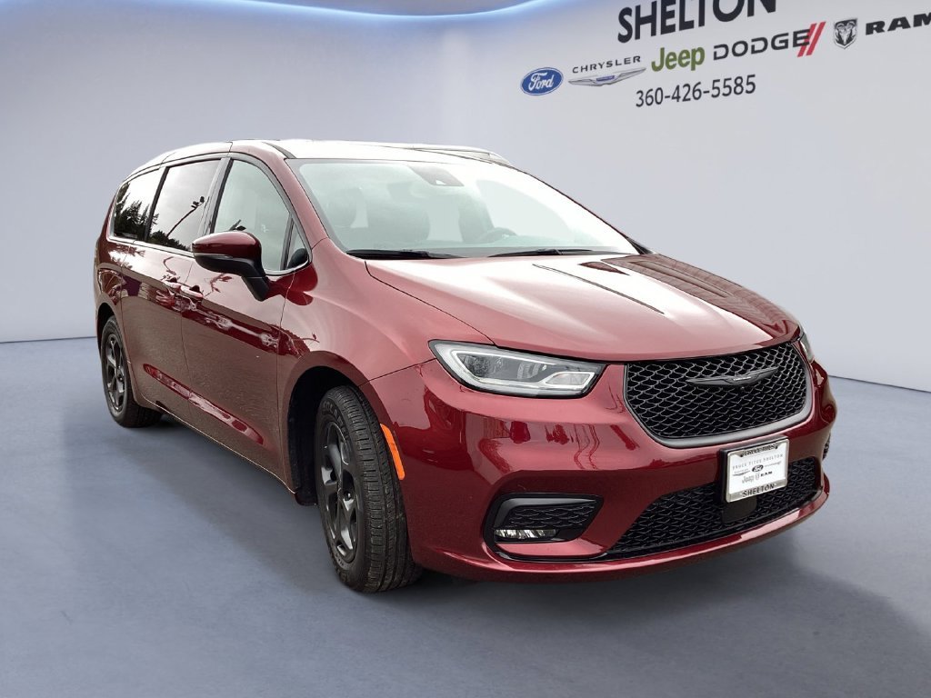 Used 2023 Red Chrysler Touring L image 6