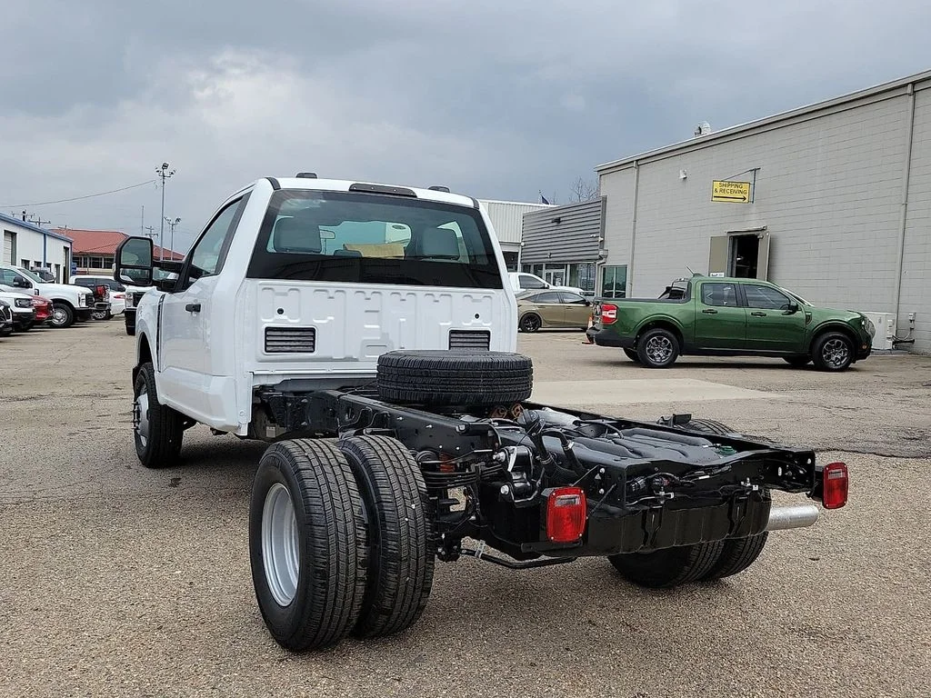 New 2026 Oxford White Ford F-350® XL image 4