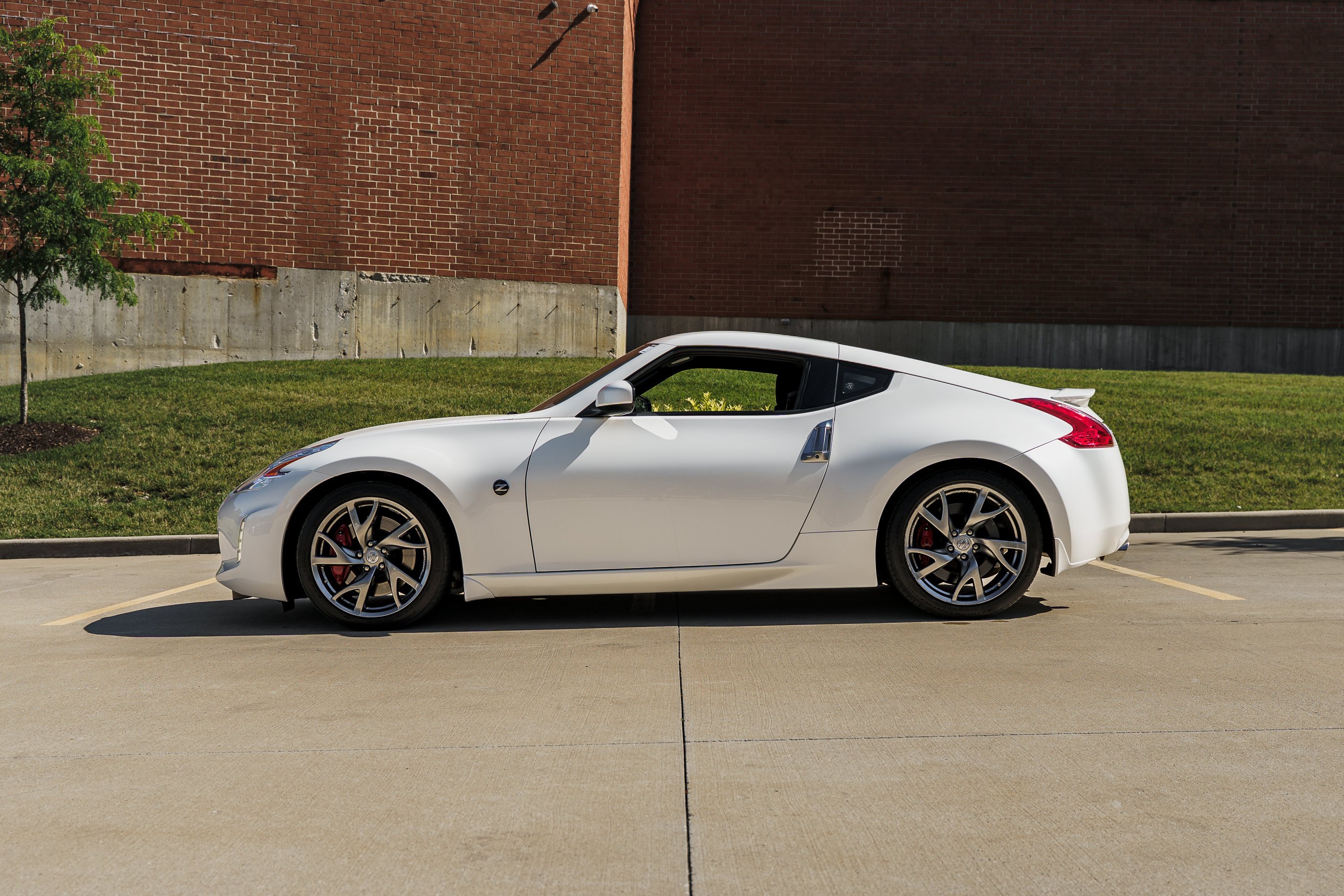 Used 2016 Pearl White Nissan Sport image 6
