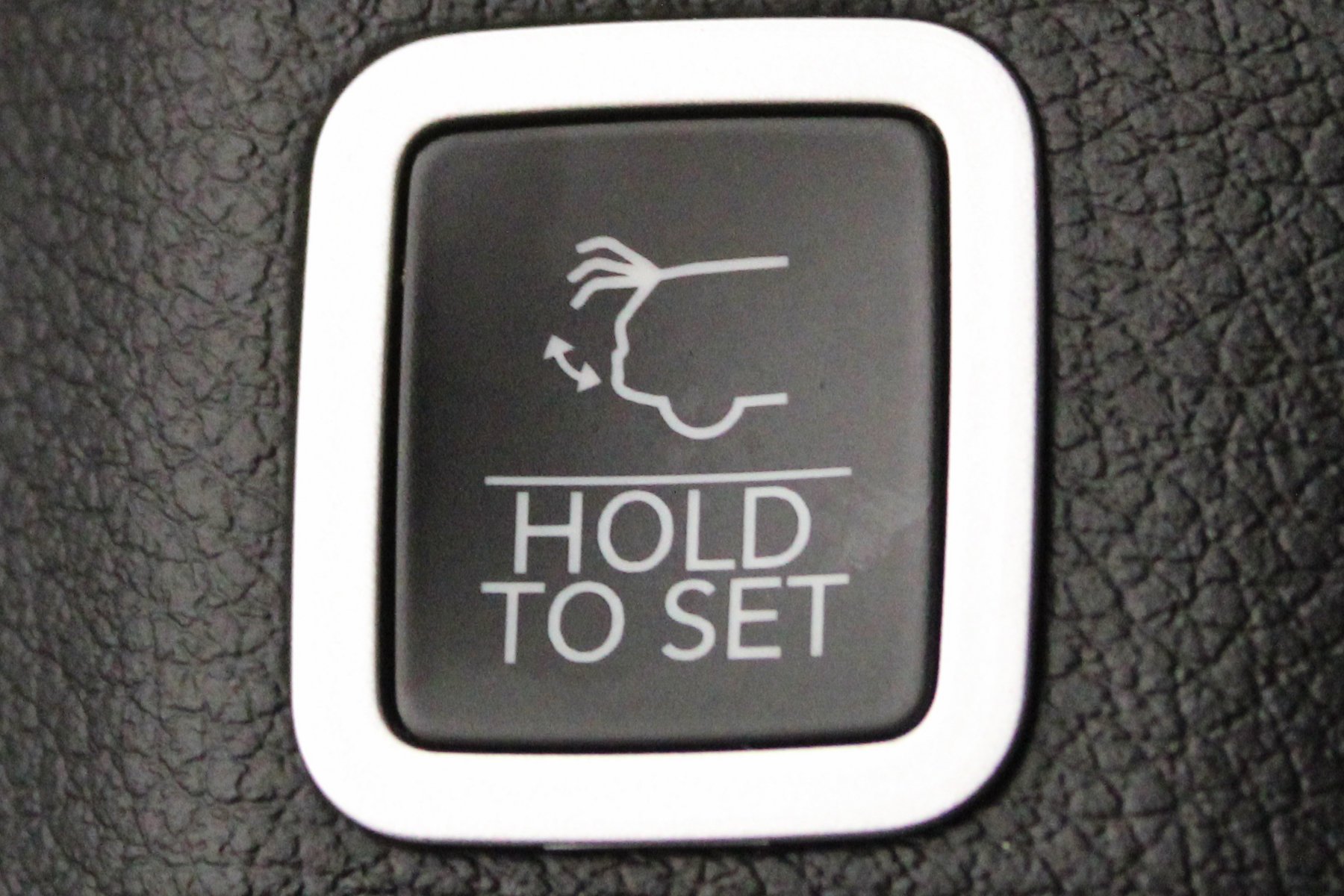 New 2026 Bright White Clear-Coat Exterior Paint Jeep Limited 4x4 image 16