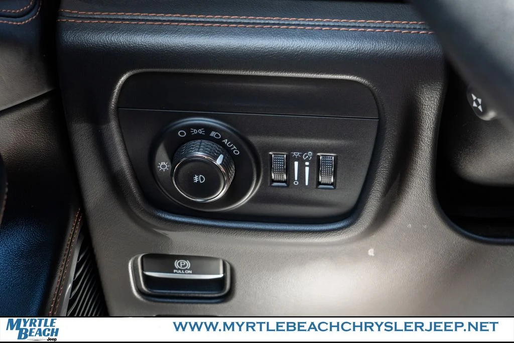 Certified Used 2021 Diamond Black Jeep Summit image 31