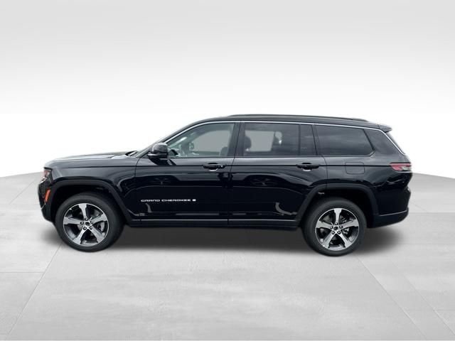 New 2026 Diamond Black Crystal Pearl-Coat Exterior Paint Jeep Limited image 3
