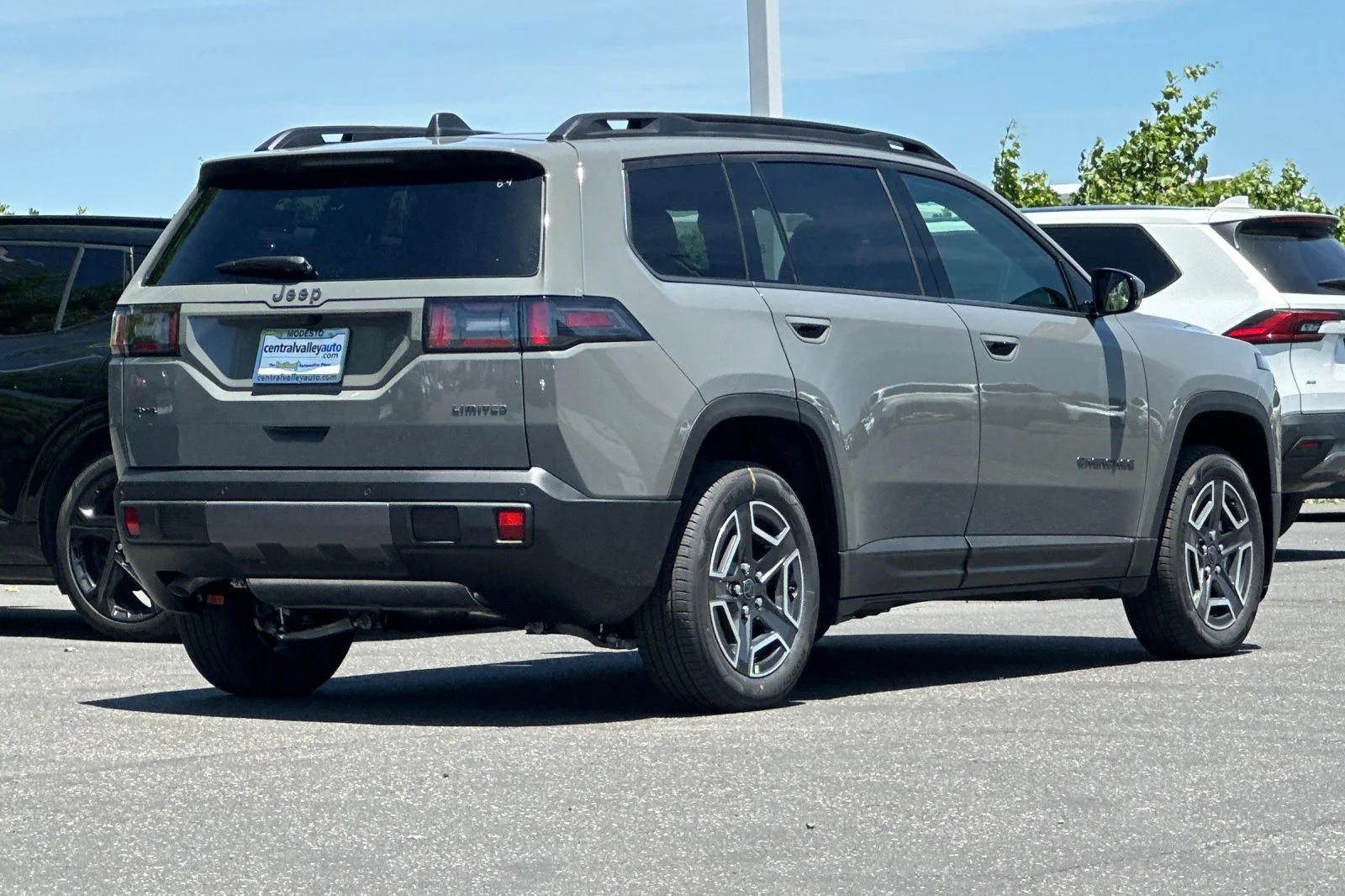 New 2026 Sting-Gray Clear-Coat Exterior Paint Jeep Limited image 4