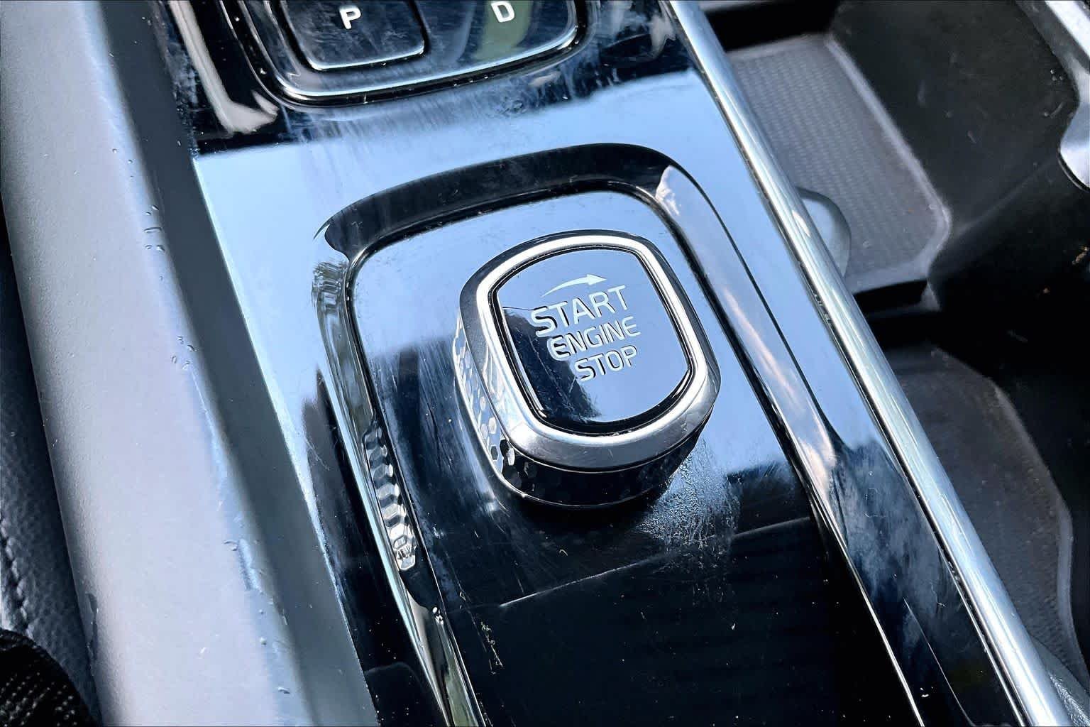 Used 2023  Volvo Core Dark Theme image 33