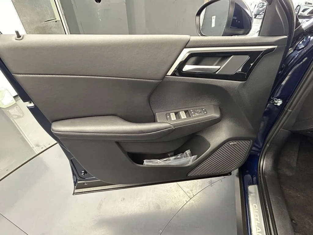 New 2026 Cosmic Blue Metallic Mitsubishi SE image 13