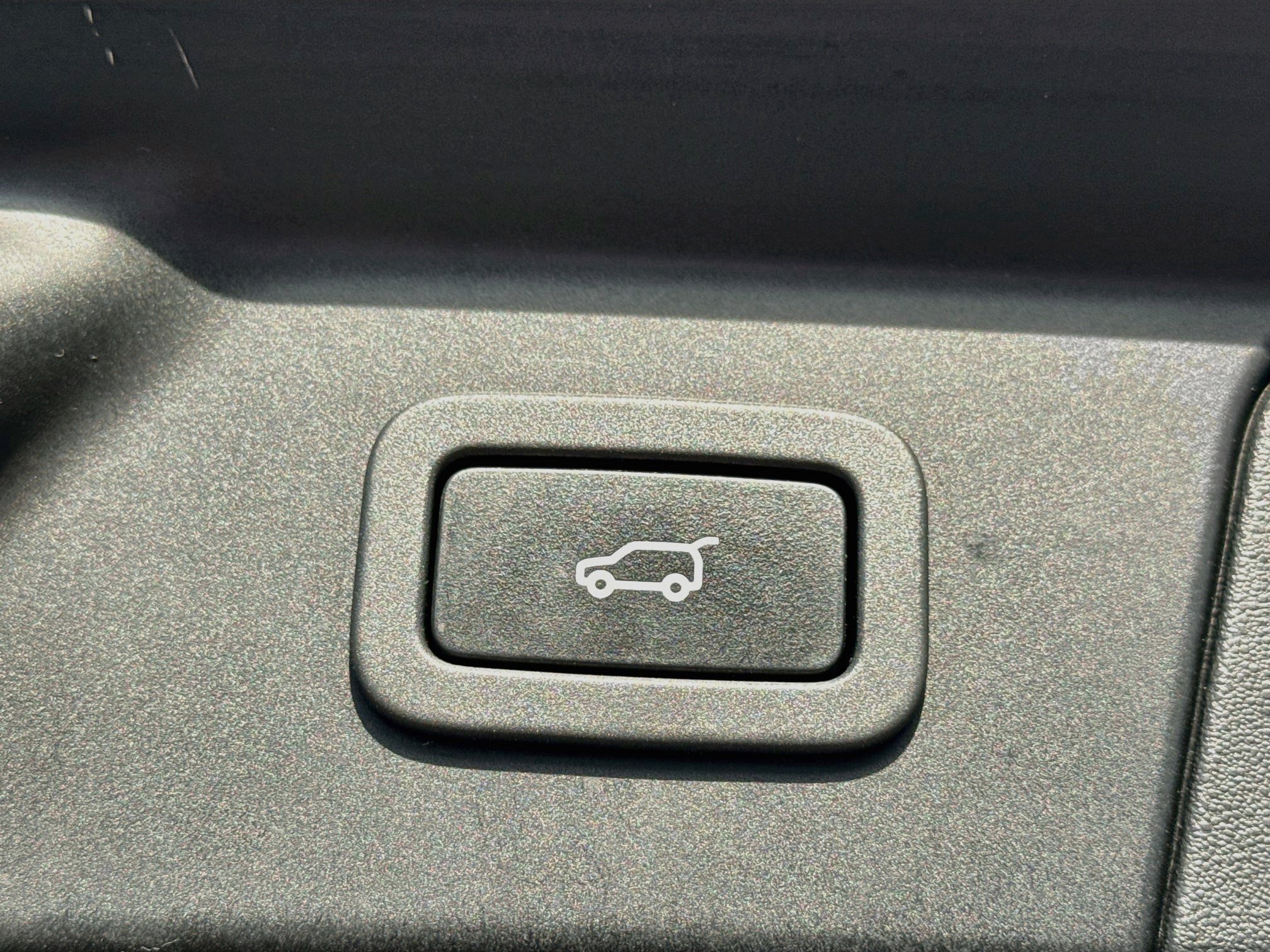 Used 2019 White Land Rover R-Dynamic SE image 12