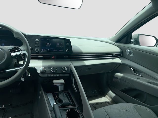 Used 2024 Silver Hyundai SE image 22