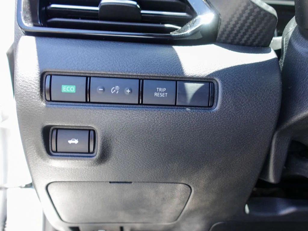 Used 2024 Aspen White Nissan SR image 16