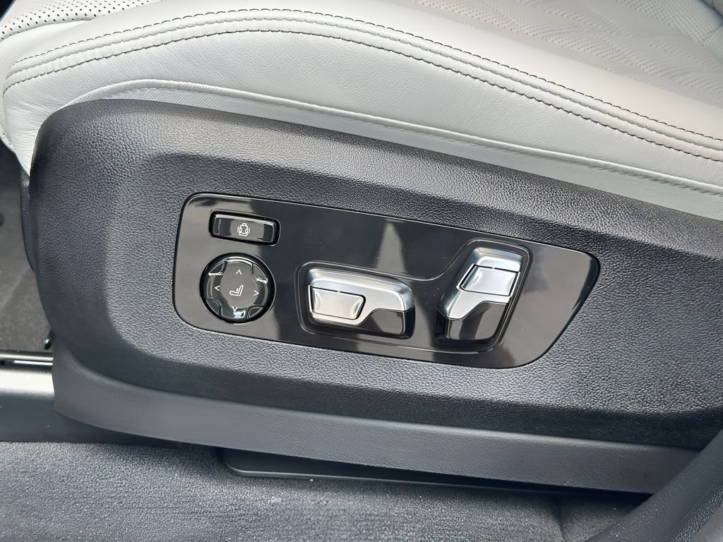 New 2026 Mineral White Metallic BMW sDrive40i image 11