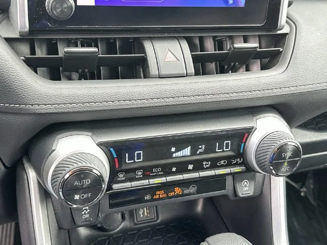 2025 Toyota RAV4 XLE - Photo 19