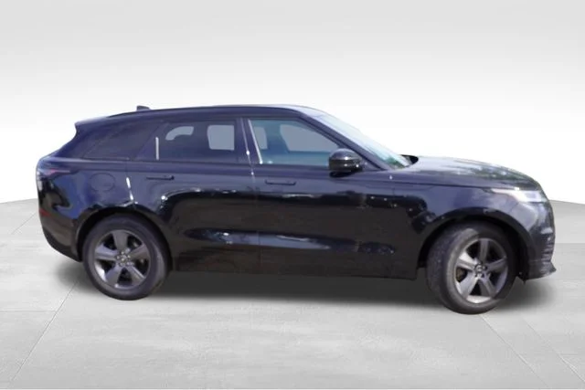 Used 2025 Black Land Rover Dynamic SE image 2