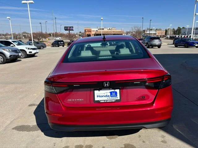 Used 2025 Red Honda SE image 6