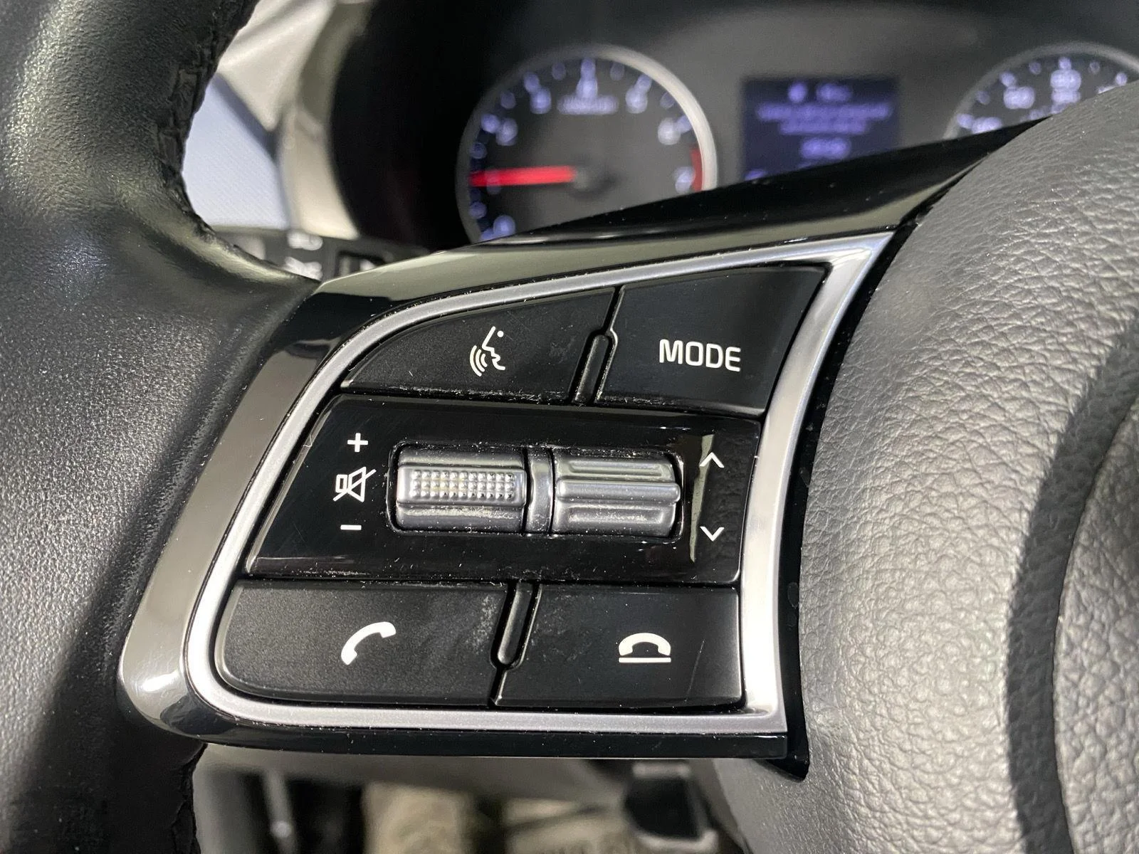Used 2022 Clear White/Black Roof Kia S image 19