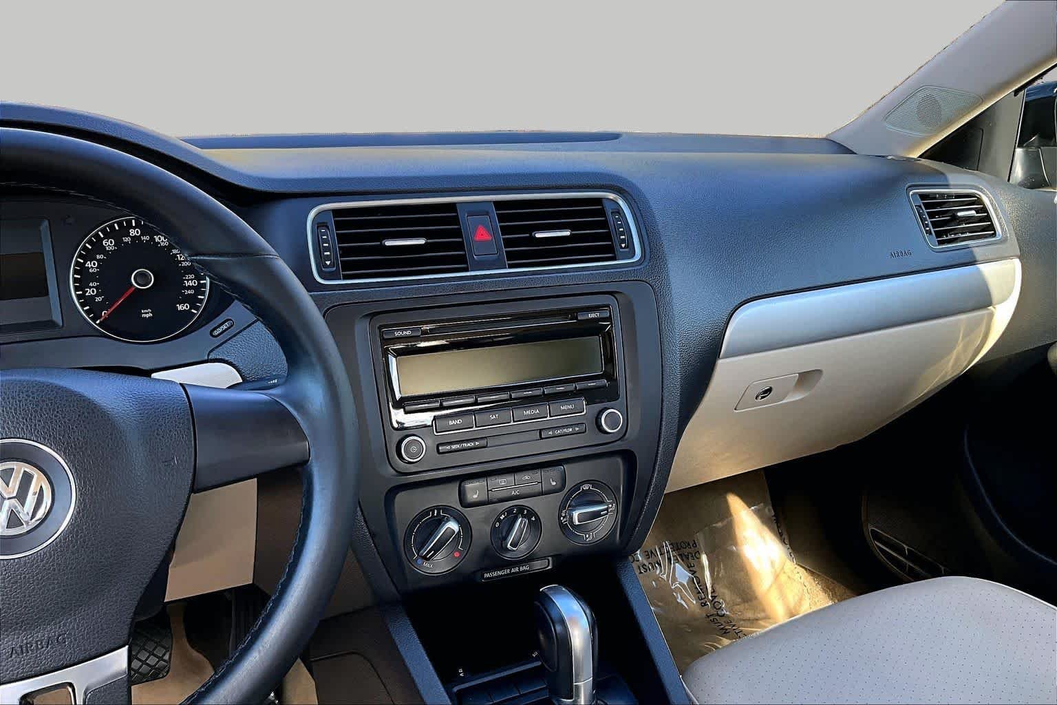 Used 2013 Black Volkswagen SE w/Convenience image 6