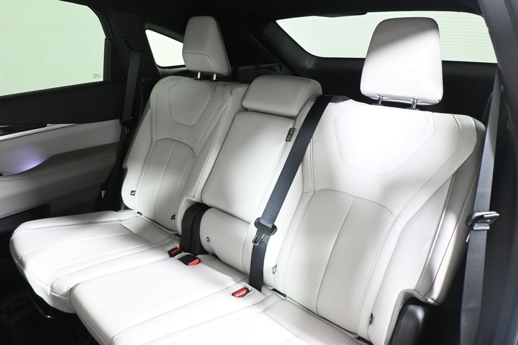 New 2027 2T RAD WHT INFINITI Sport AWD image 4