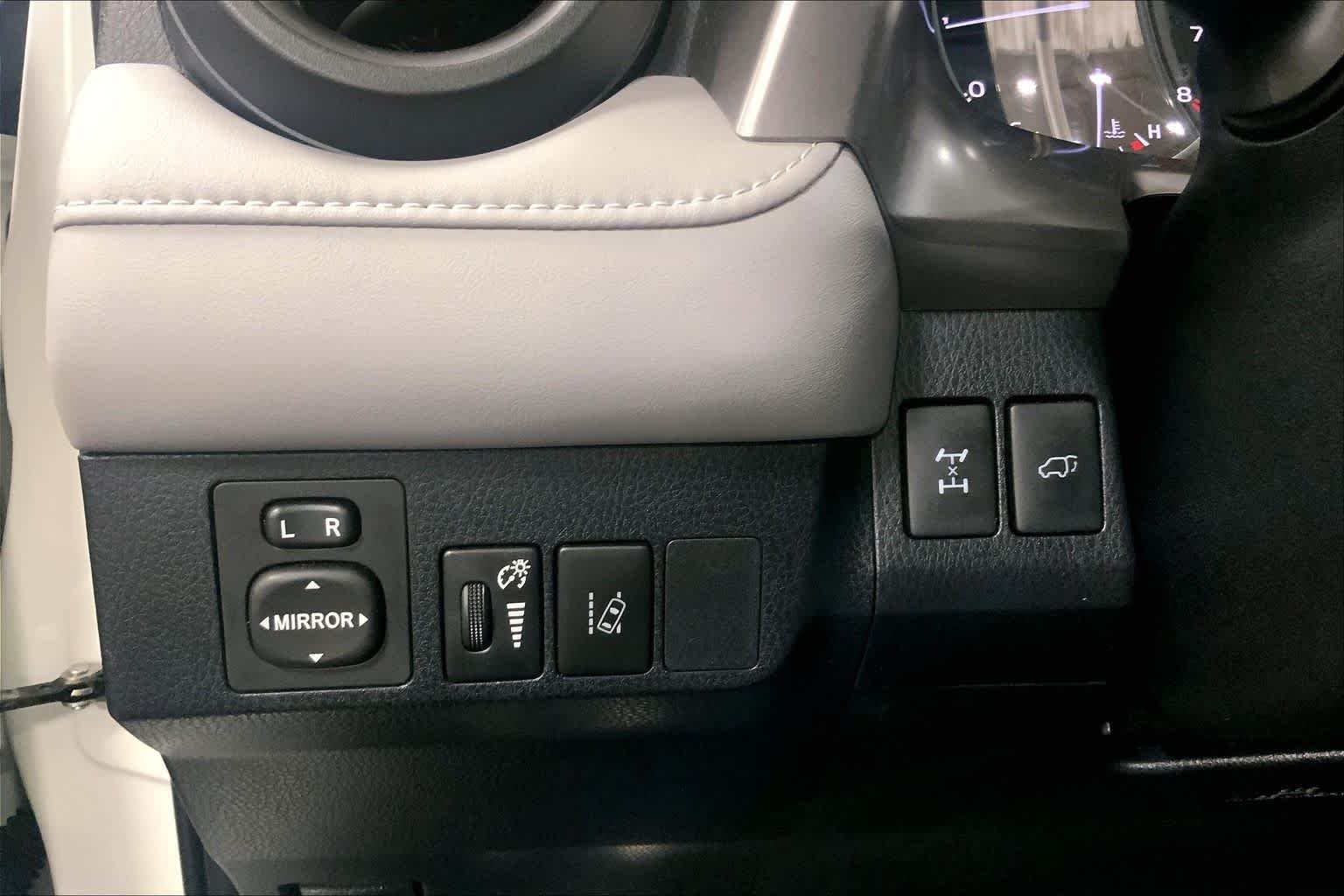 Used 2018 Super White Toyota XLE image 35