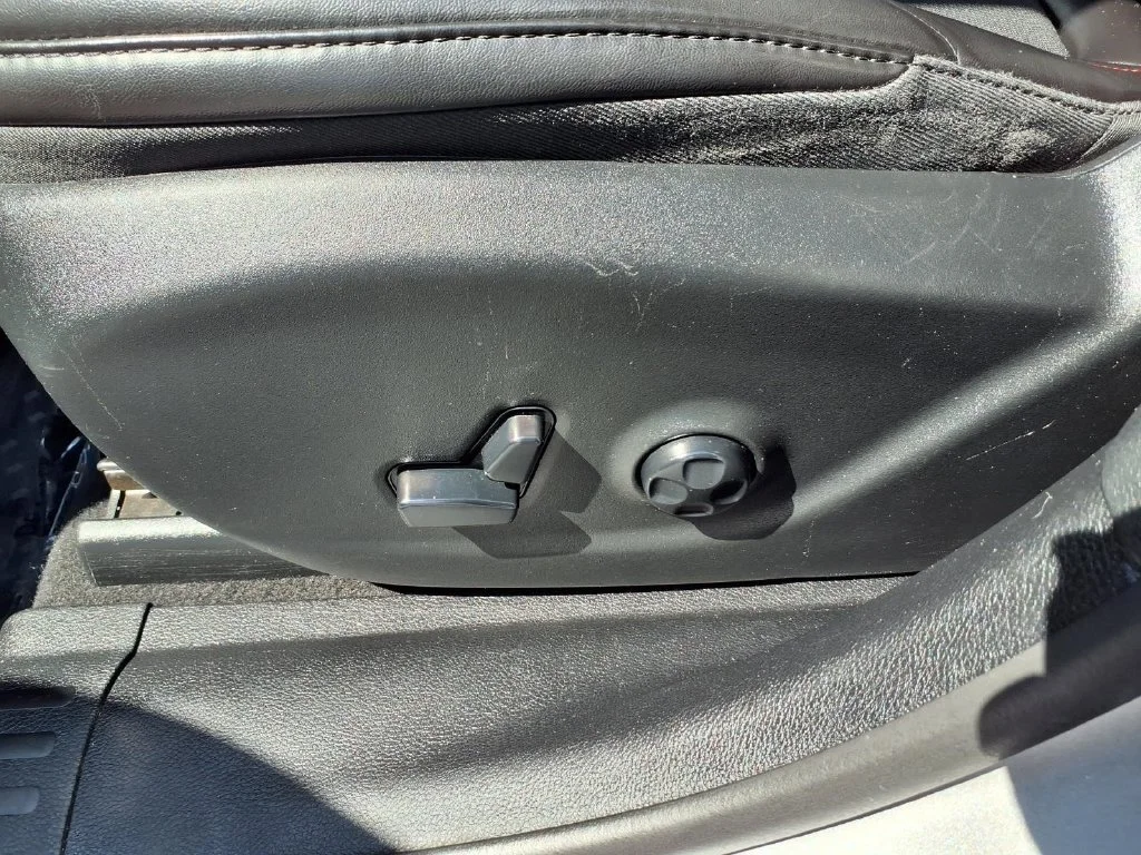 Used 2019 Silver Jeep Trailhawk image 23