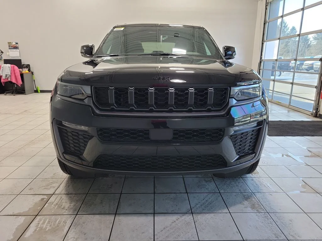 New 2026 Diamond Black Crystal Pearl-Coat Exterior Paint Jeep Limited image 3