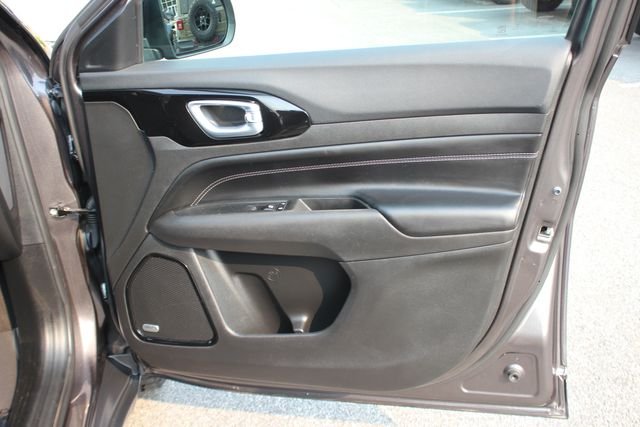 Used 2022 Gray Jeep Latitude image 31