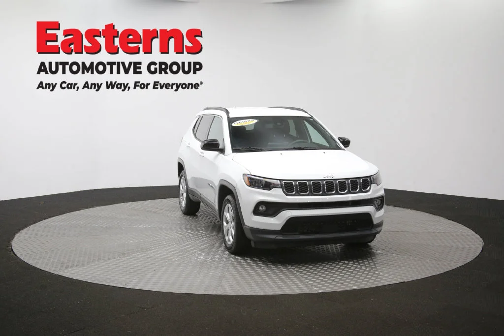 Used 2024 White Jeep Latitude image 46