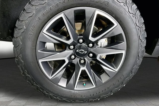 Used 2023 Black Chevrolet Z71 image 32
